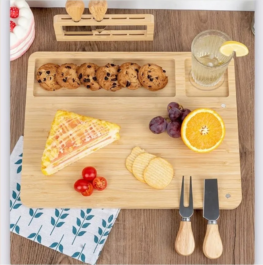 Бамбукова дъска за сирена с магнитна лента и 4 ножа от неръждаема стомана