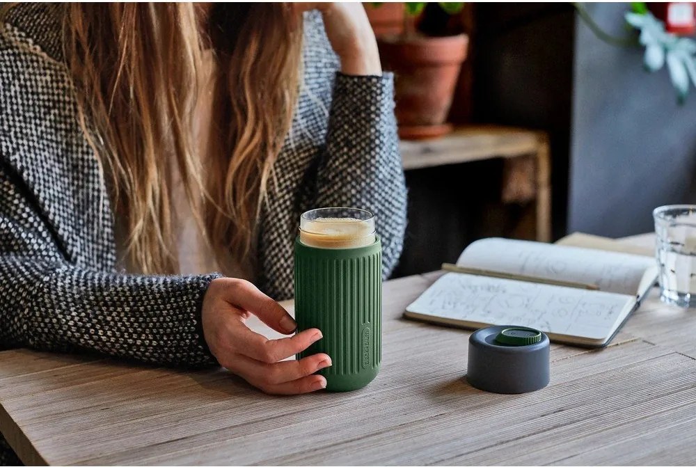 Зелена стъклена чаша за път 340 ml – Black + Blum