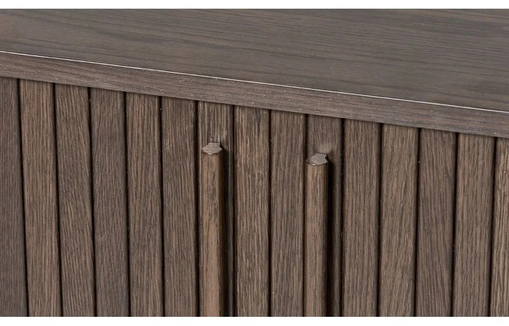 Кафяв скрин от декор от дъб с плъзгащи се врати 140x76x45 cm Meta – Unique Furniture