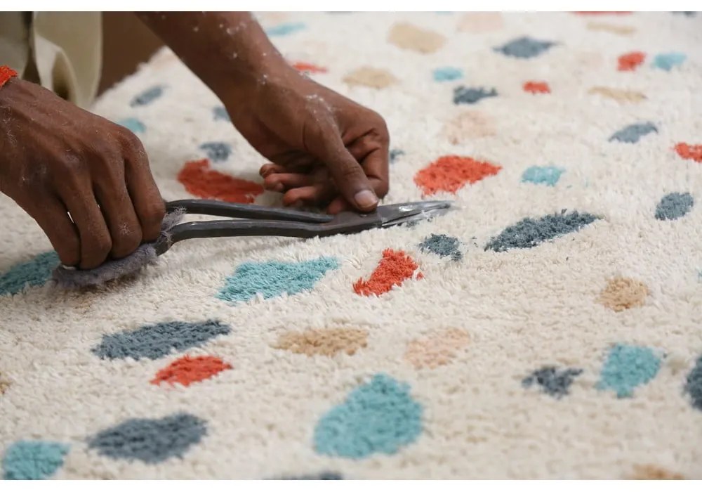 Кремав ръчно изработен памучен килим подходящ за пране 140x200 cm Terrazzo Marble – Lorena Canals