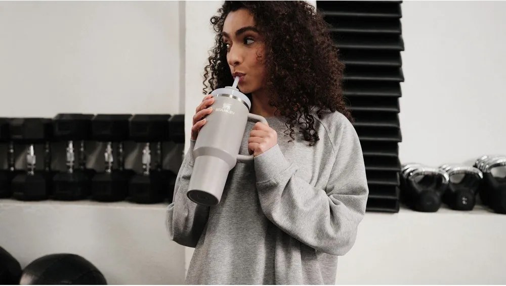 Светлосив термос със сламка от неръждаема стомана 890 ml Quencher H2.O FlowState™ Tumbler Ash – Stanley