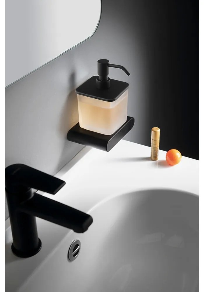 Матово черен стенен стъклен диспенсер за сапун 300 ml Flori – Sapho