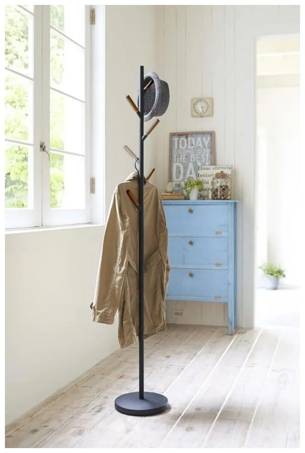 Черна подова закачалка с детайли от букова дървесина Закачалка за стълб Plain - YAMAZAKI