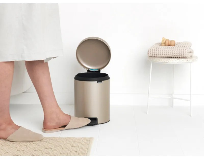 Кош за боклук с педал Brabantia NewIcon 1003198, 5 л, Плавно затваряне, Противоплъзгаща основа, Златен металик