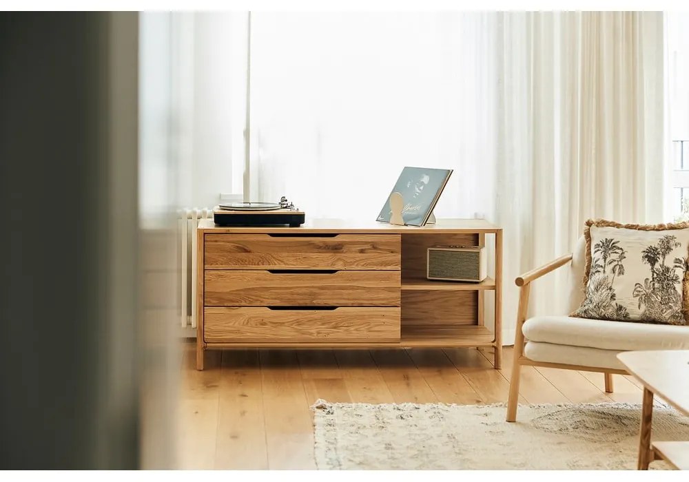 Нисък скрин от масивен дъб в естествен цвят 140x64 cm Twig – The Beds