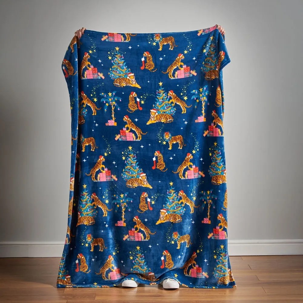 Синьо одеяло с коледен мотив от микроплюш 130x170 cm Christmas Tiger – Catherine Lansfield