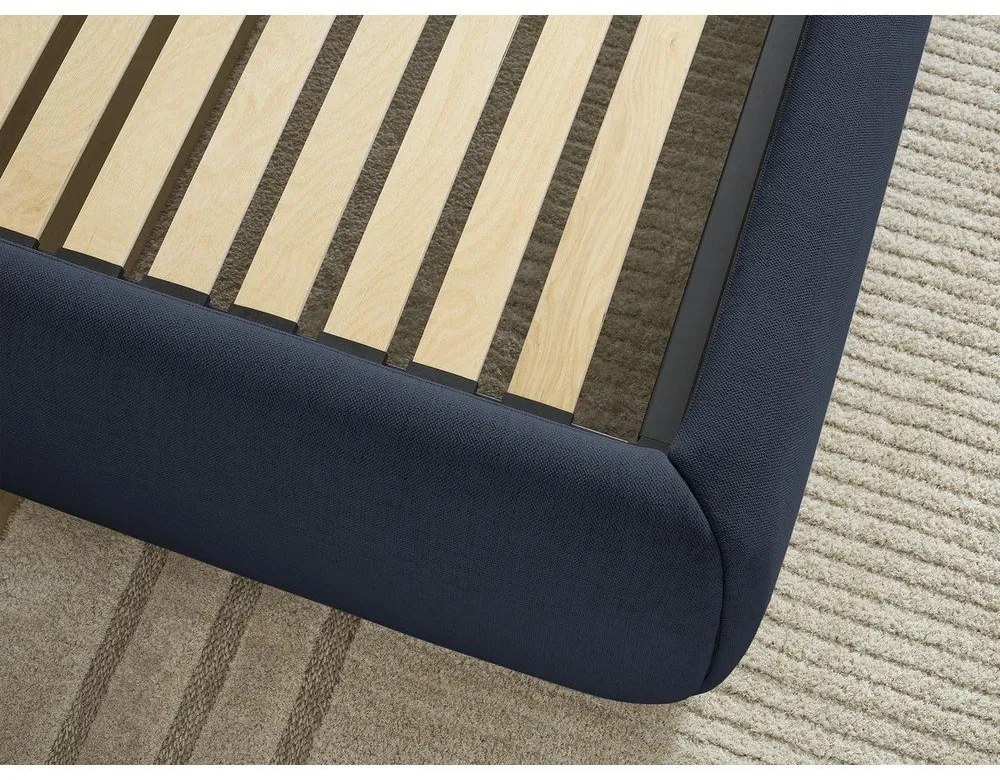 Тъмносиньо тапицирано двойно легло без табла с място за съхранение и включена подматрачна рамка 160x200 cm Inera – Bobochic Paris