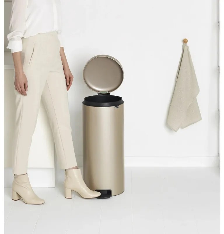 Кош за боклук с педал Brabantia NewIcon 1003209, 30 л, Плавно затваряне, Противоплъзгаща основа, Златен металик