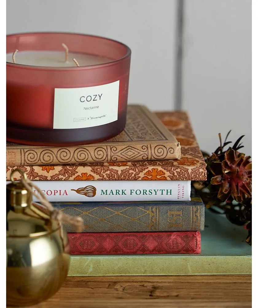 Ароматна свещ с време на горене 25 h Cozy Nectarine – ILLUME x Bloomingville