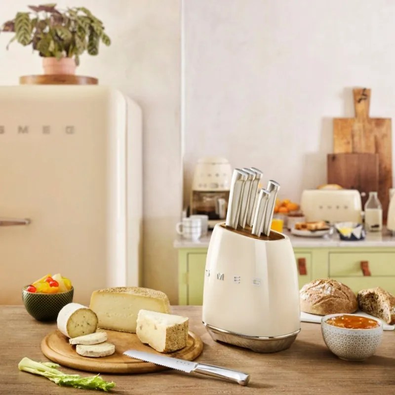Комплект ножове със стойка SMEG KBSF02CR, 7 части, Слотове от акациево дърво, Немска неръждаема стомана, Крема