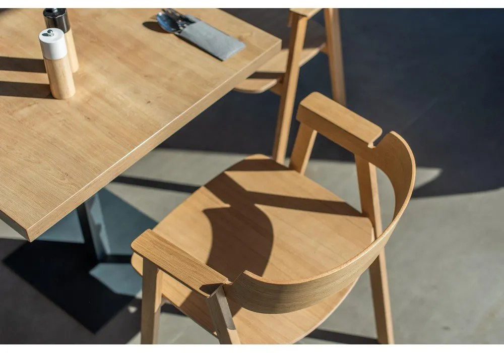 Трапезен стол с подлакътници от масивен дъб в естествен цвят Flip – Gazzda