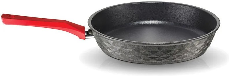 Диаметър на червения диамант на Pan Pyramis: 20 cm