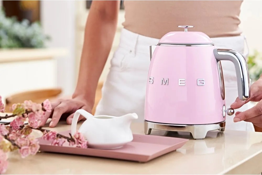 Розова електрическа кана от неръждаема стомана 800 ml Retro Style – SMEG