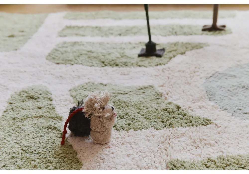 Памучно детско килимче за игра в зелен и кремав цвят 90x130 cm Hyde Park – Lorena Canals