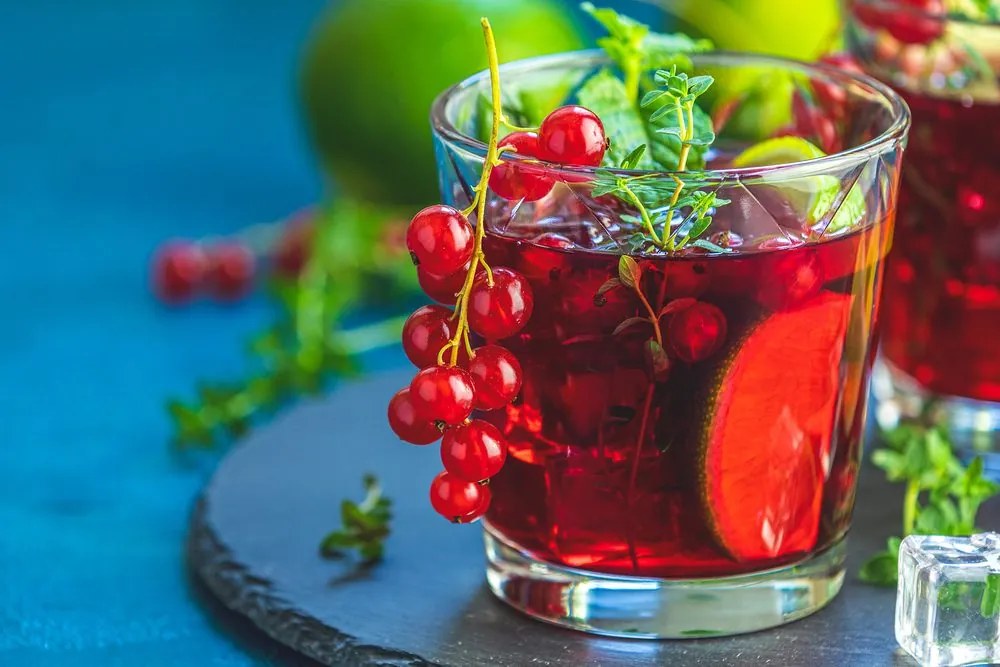 Картина на платно – Червен коктейл