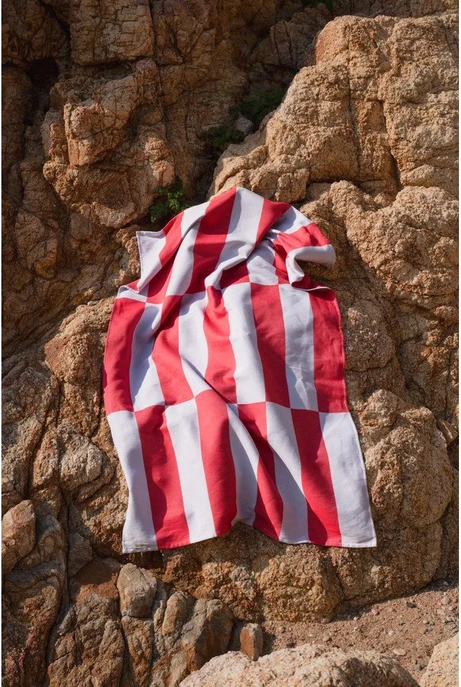 Червена/светлосиня памучна плажна кърпа 100x160 cm Su – noo.ma