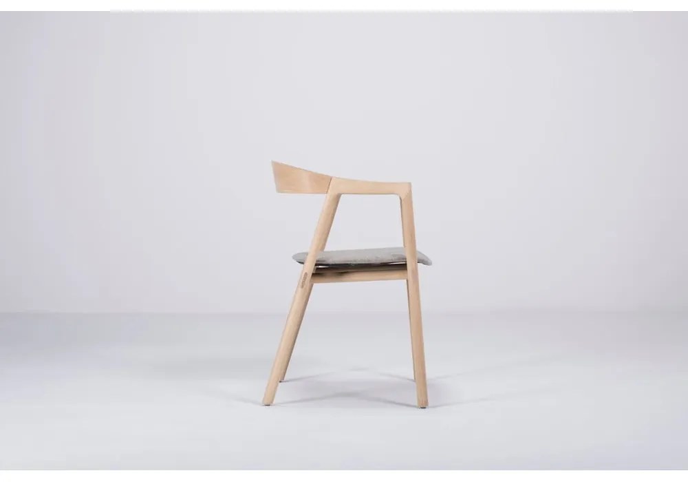 Трапезен стол от масивна дъбова дървесина със сива седалка Muna - Gazzda