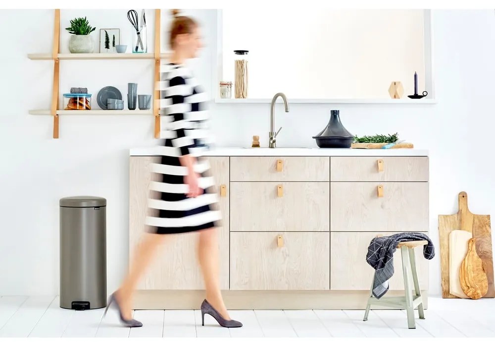 Сиво стоманено кошче за боклук с педал 30 l NewIcon – Brabantia