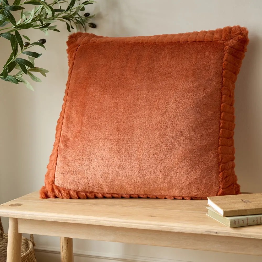Декоративна възглавница от микроплюш 55x55 cm Velvet and Faux Fur – Catherine Lansfield