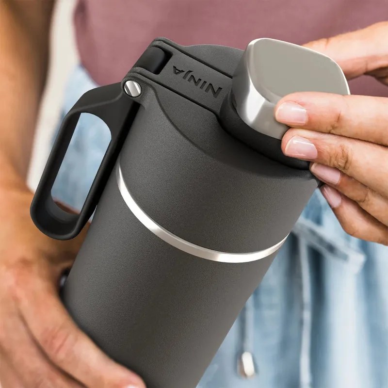 Термос Ninja DW2401EUUKBK, 700 мл, Подходящ и за газирани напитки, Тройна термоизолация, Без BPA, Топло до 8ч, Студено до 24ч, Черен