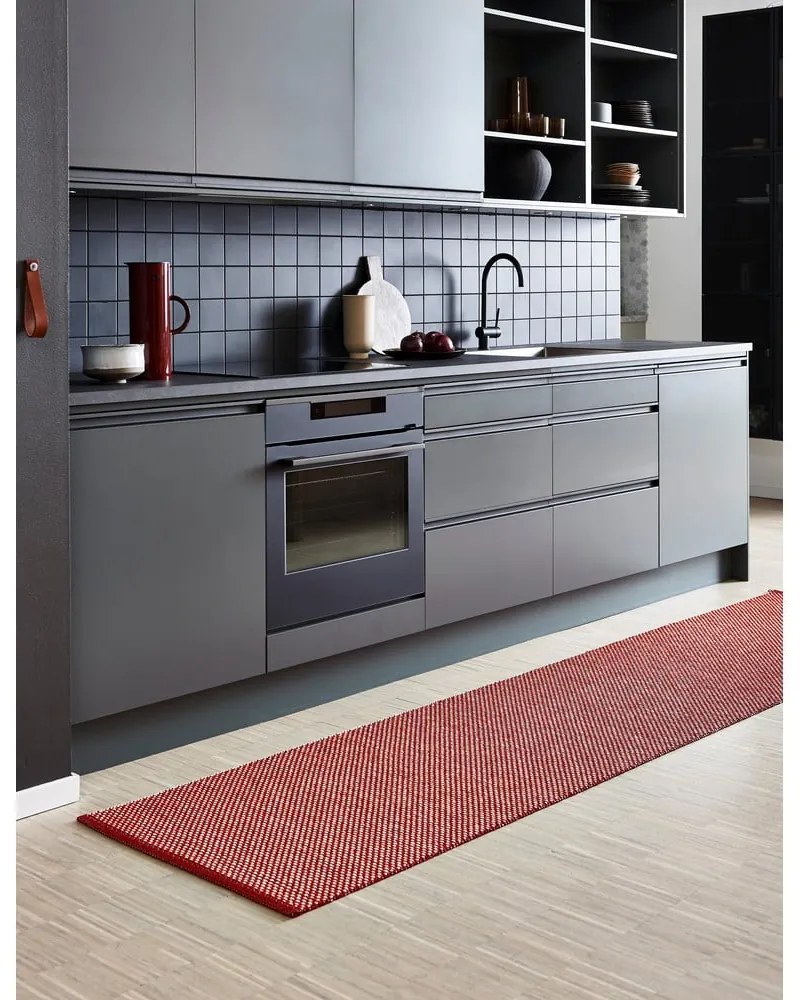 Червен килим за открито и закрито 60x125 cm Effi Dark Red – Pappelina