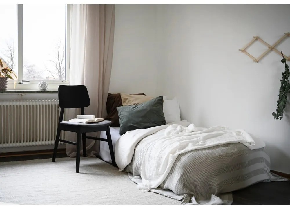 Черен трапезен стол с тъмносива възглавница на седалката Nagano - Rowico