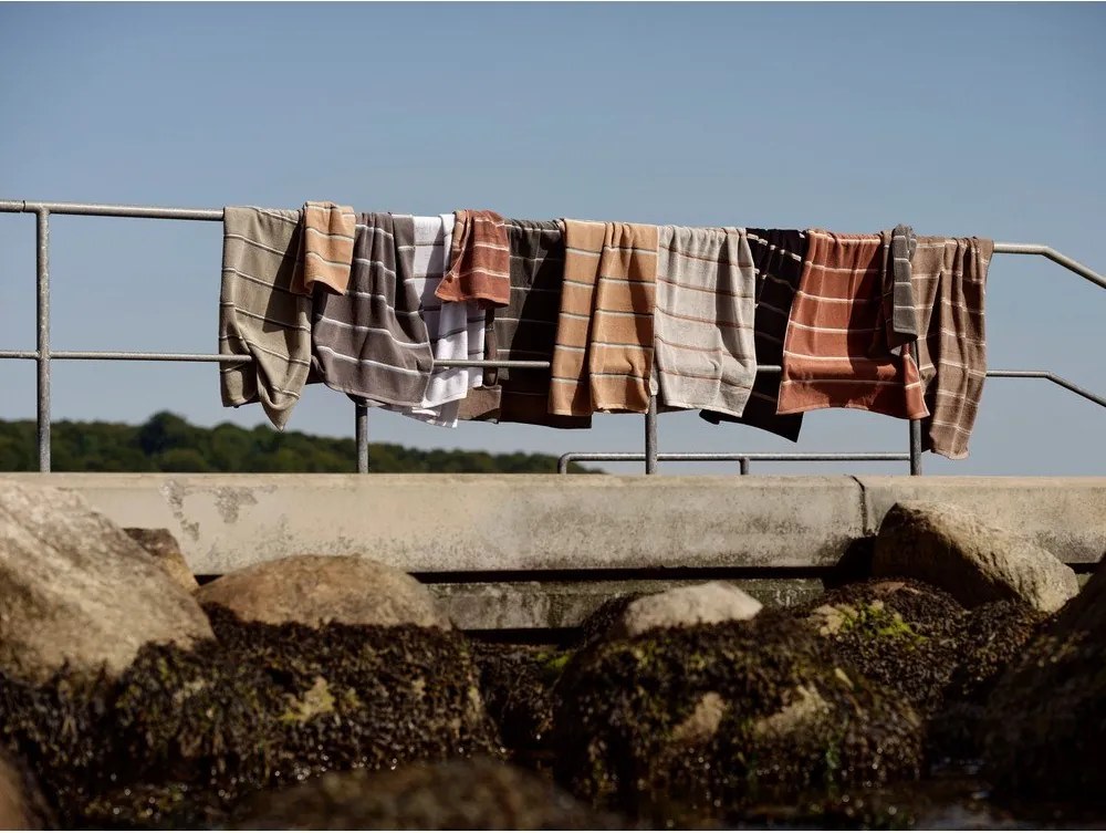 Кафява/бежова памучна хавлиена кърпа 70x140 cm Sauna – Zone