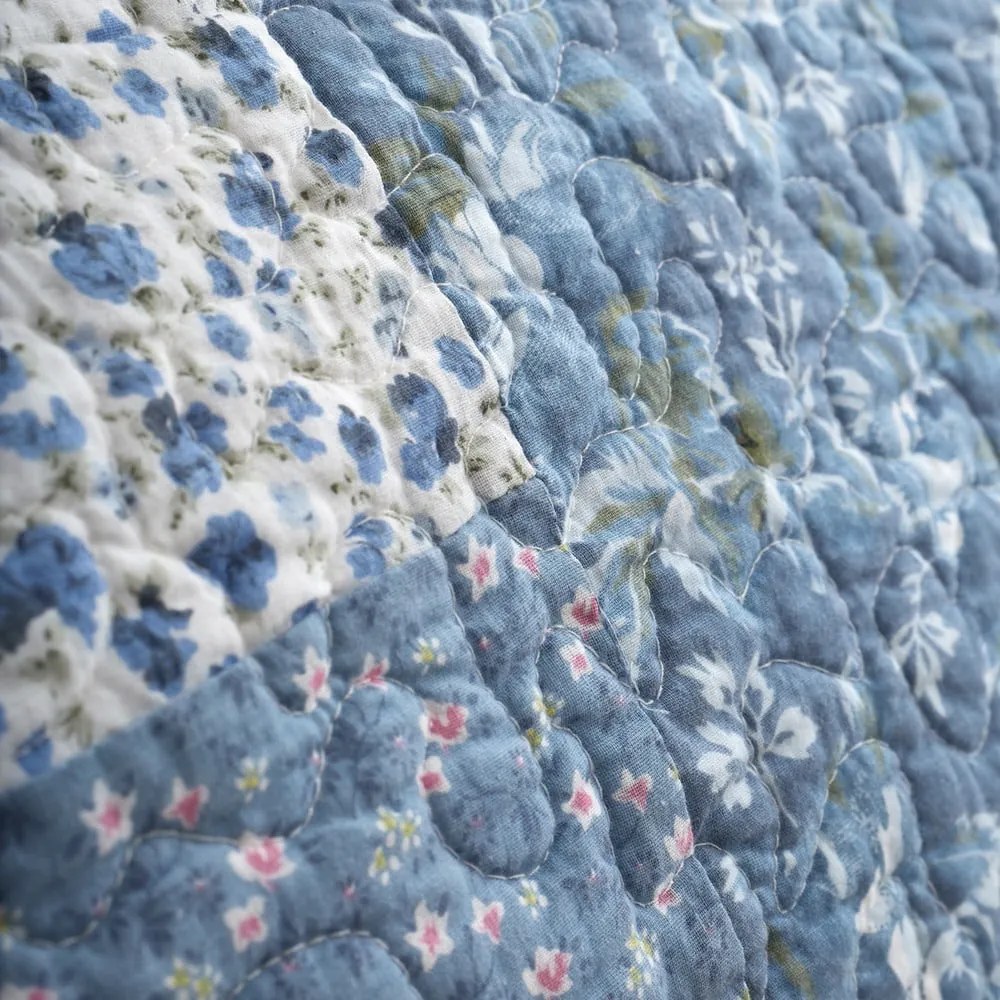 Синьо памучно капитонирано покривало за легло 220x230 cm Floral Patchwork – Bianca