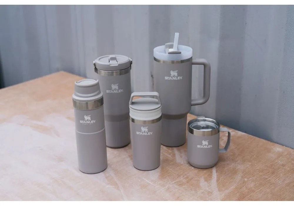 Светлосив термос със сламка от неръждаема стомана 1,18 l Quencher H2.0 FlowState Tumbler Ash – Stanley