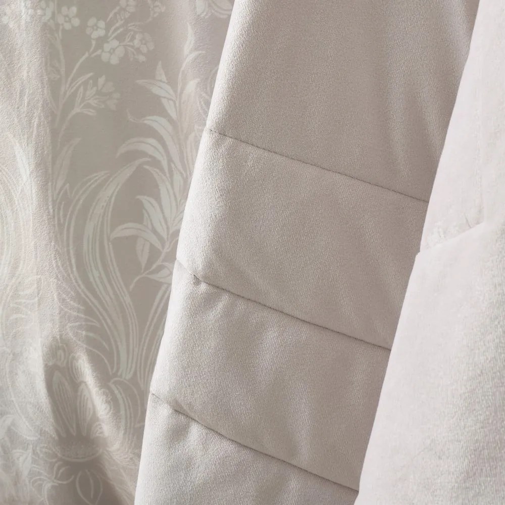 Кремаво капитонирано покривало за легло 220x230 cm Bridgerton Regal Velvet – Catherine Lansfield