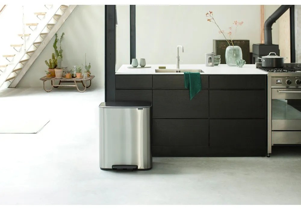 Матово-сребристо стоманено кошче за боклук с педал 60 l Bo – Brabantia