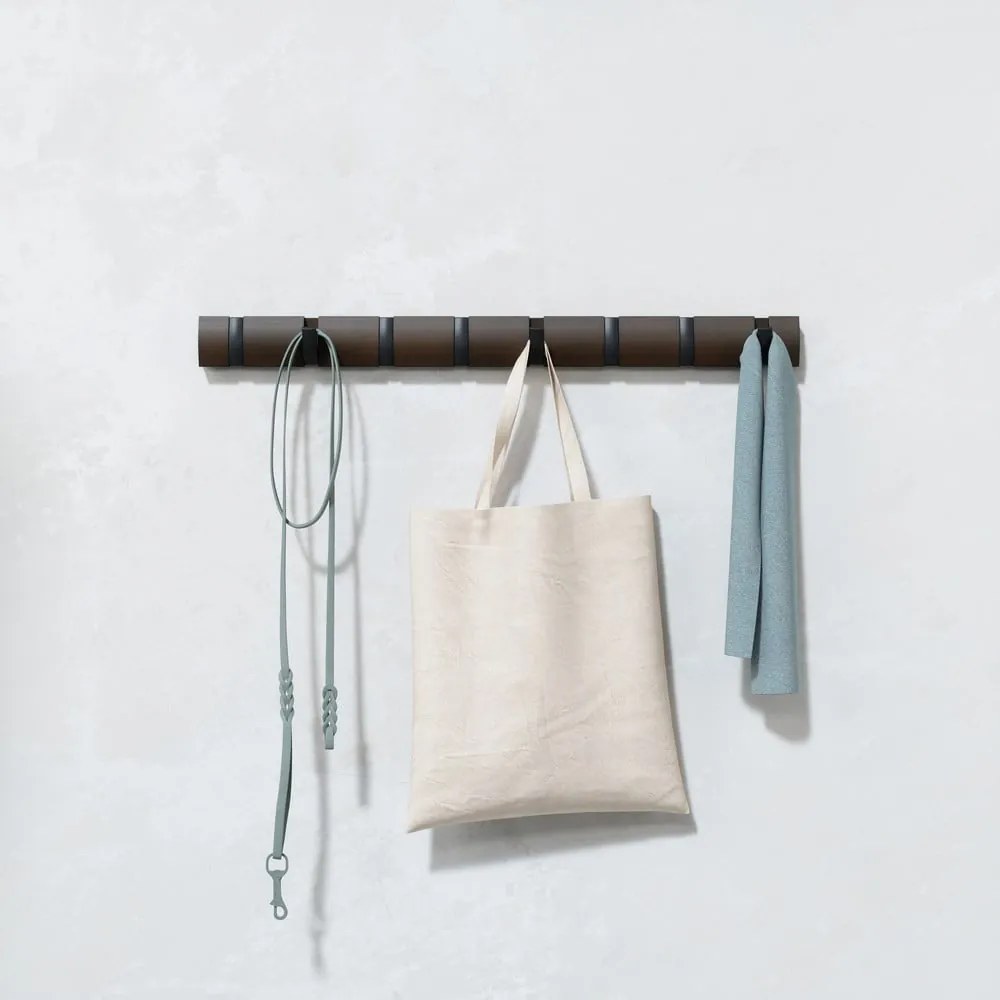 Тъмнокафява стенна закачалка от масивна топола Flip – Umbra