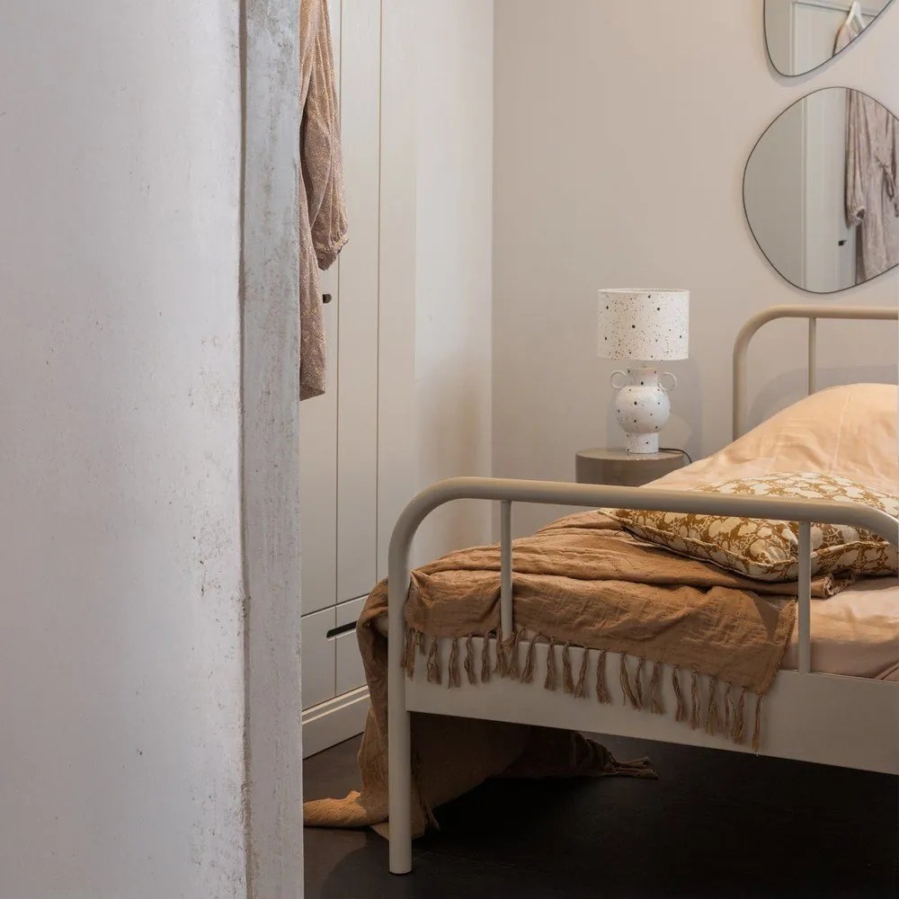 Бежово метално единично легло с включена подматрачна рамка 90x200 cm Mata – WOOOD