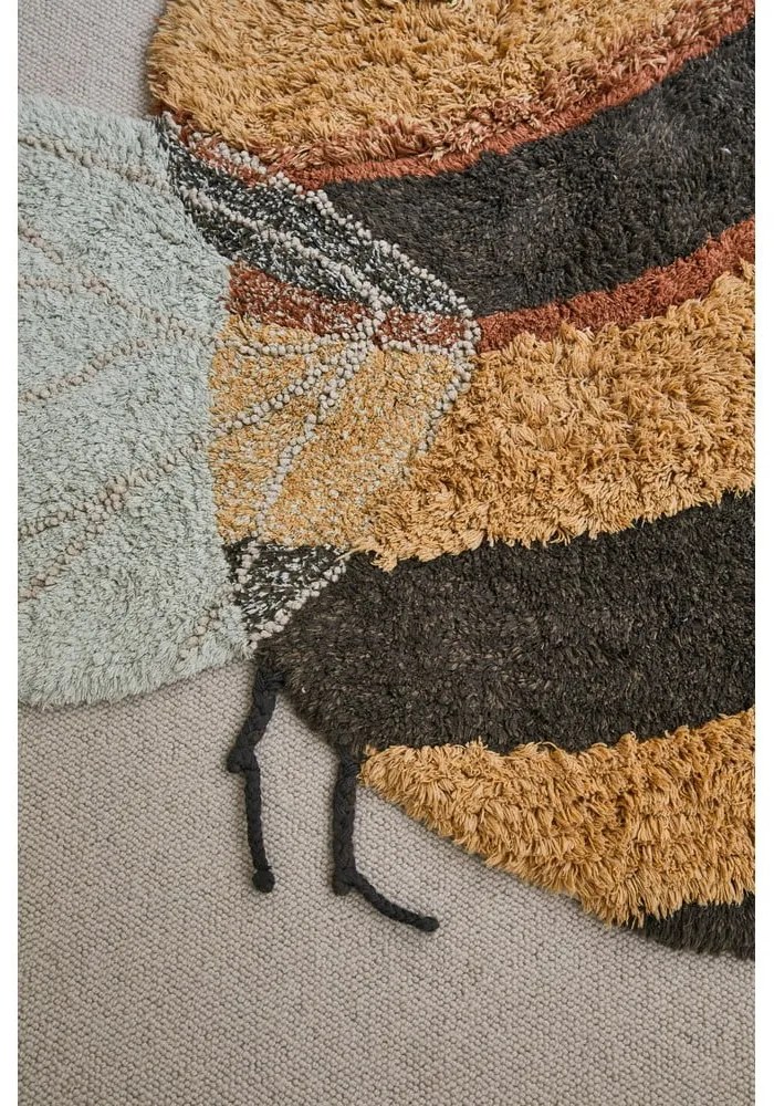 Жълт ръчно изработен памучен детски килим подходящ за пране 115x150 cm Bee – Lorena Canals