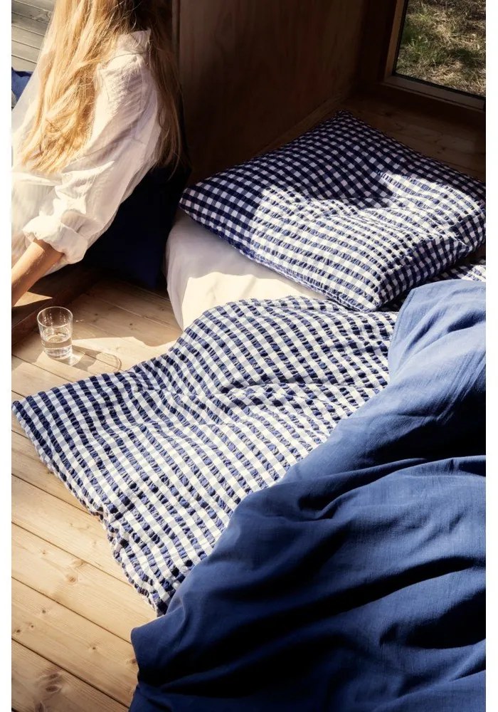 Бяло и тъмносиньо крепирано спално бельо за единично легло 140x200 cm Bæk&amp;Bølge - JUNA