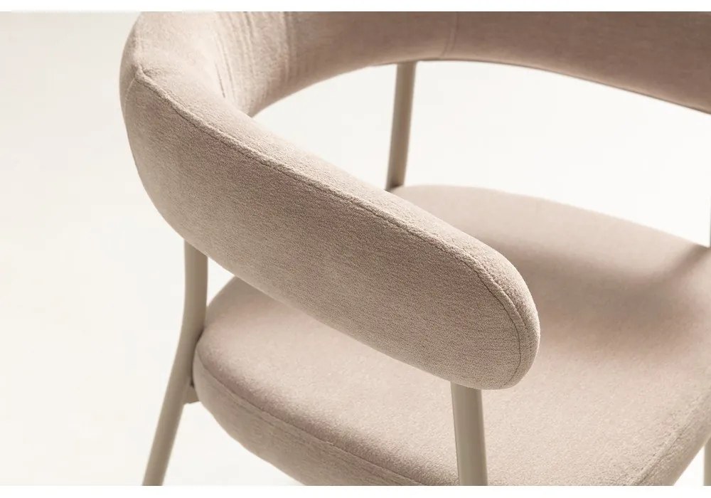 Бежови тапицирани трапезни столове в комплект с подлакътници 2 бр. Yuri – MOME