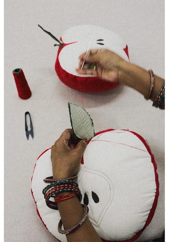 Памучна детска възглавница ø 30 cm Apple – Lorena Canals