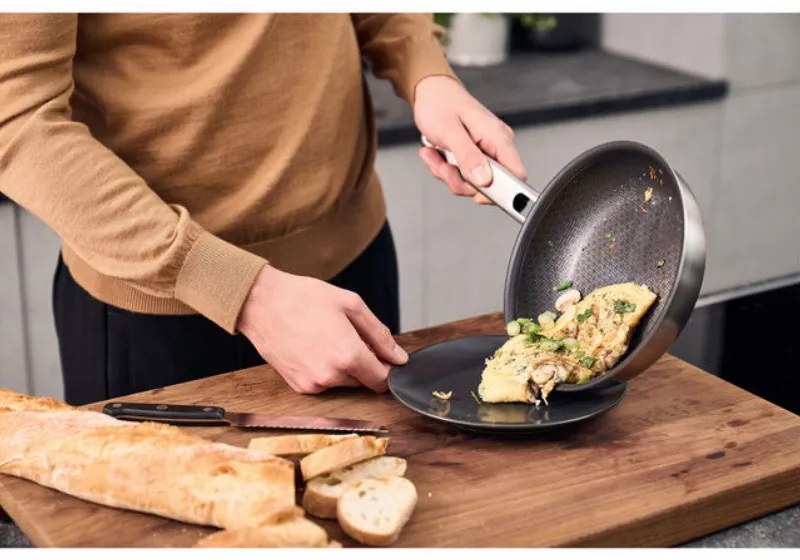 Дълбок тиган Zwilling Joy Plus 1029411, 20 см, Незалепващо Permaresist Ultra покритие, Неръждаема стомана 18/10, Фурна и Индукция, Сребрист