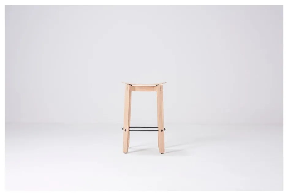 Бар стол от масивен дъб в естествен цвят (височина на седалката 65 cm) Nora – Gazzda