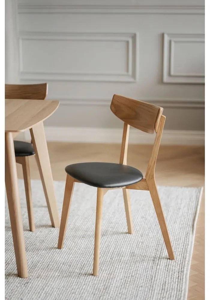 Стол за хранене от кафяв дъб с черна седалка Ami - Rowico