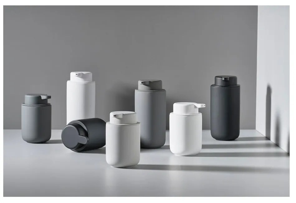 Черен стенен диспенсър за сапун от фаянс 450 ml Ume - Zone