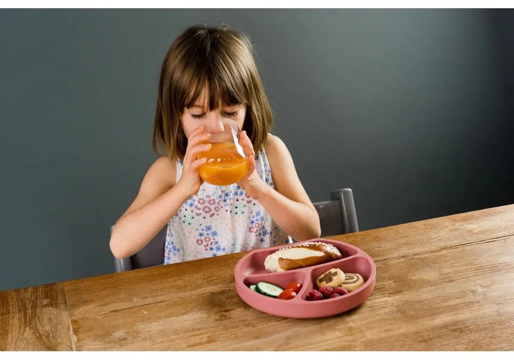 Силиконова детска чиния в тухлен цвят 19x20,5 cm Dusky Pink – Kindsgut