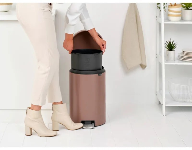 Кош за боклук с педал Brabantia NewIcon 1008849, 20 л, Плавно затваряне, Противоплъзгаща основа, Сатенено покритие, Кафяв