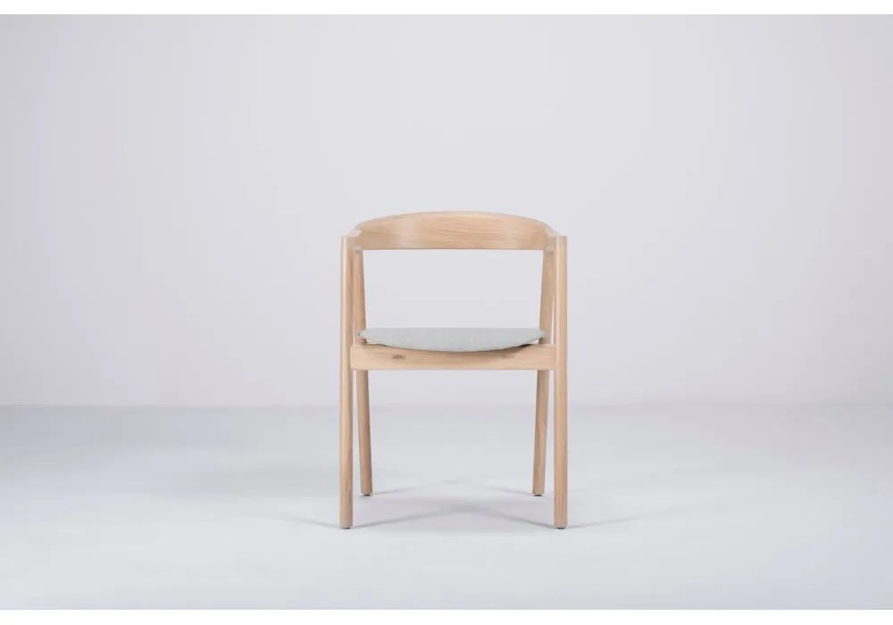 Трапезен стол от масивна дъбова дървесина със синьо-сива седалка Muna - Gazzda