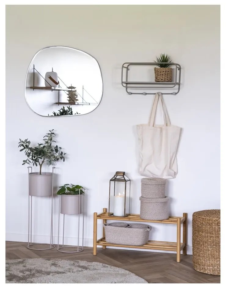 Светлосива метална стенна закачалка с рафт Feira – House Nordic