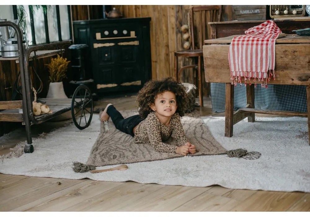 Кремав ръчно изработен памучен детски килим подходящ за пране 140x200 cm Pine Forest – Lorena Canals