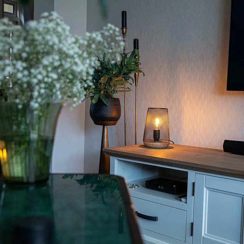 Дизайнерска настолна лампа черна с дърво - Bosk