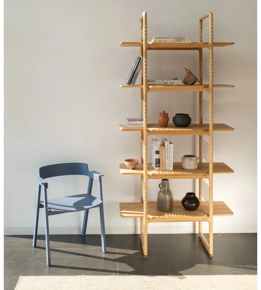 Син трапезен стол с подлакътници от масивен дъб Flip – Gazzda