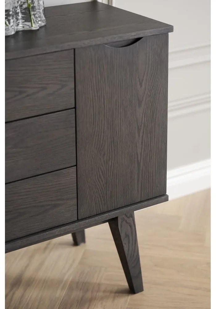 Кафяв нисък скрин от декор от дъб 150x85 cm Filippa – Rowico