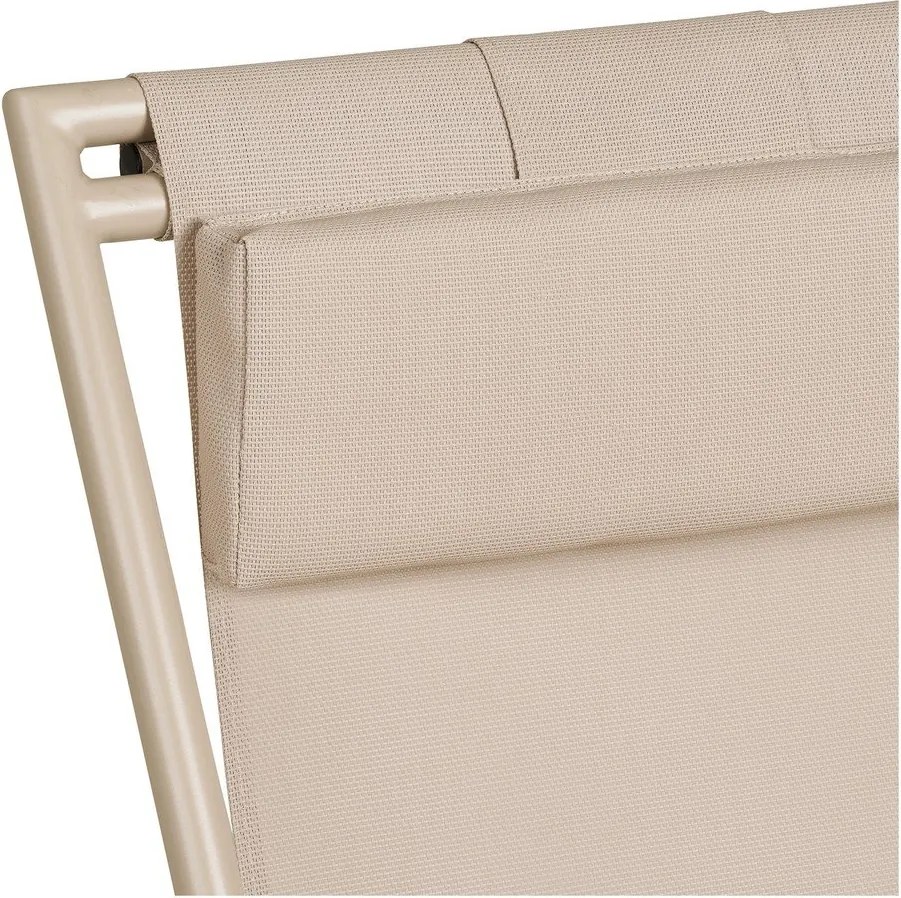 Бежов градински шезлонг метален Curtis – House Nordic